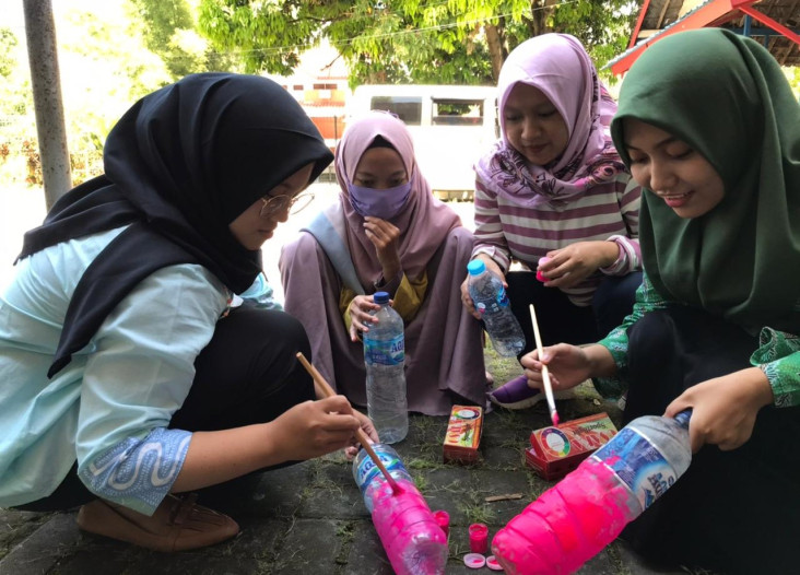Jadi Guru Dadakan, Mahasiswi...