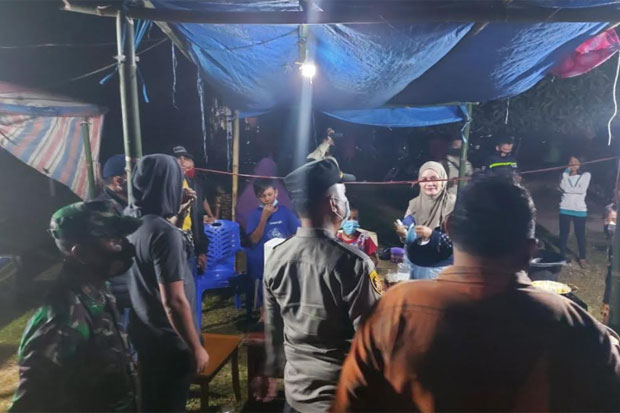Petugas Gabungan Bubarkan...