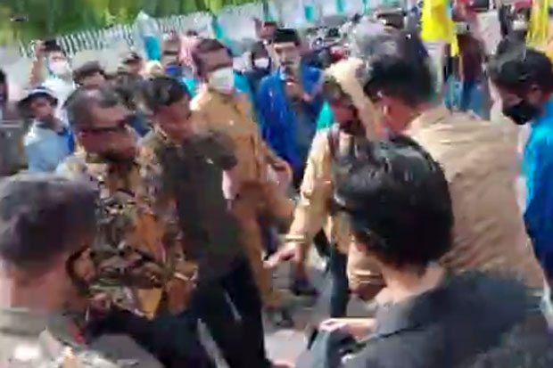 Demo 100 Hari Kerja...