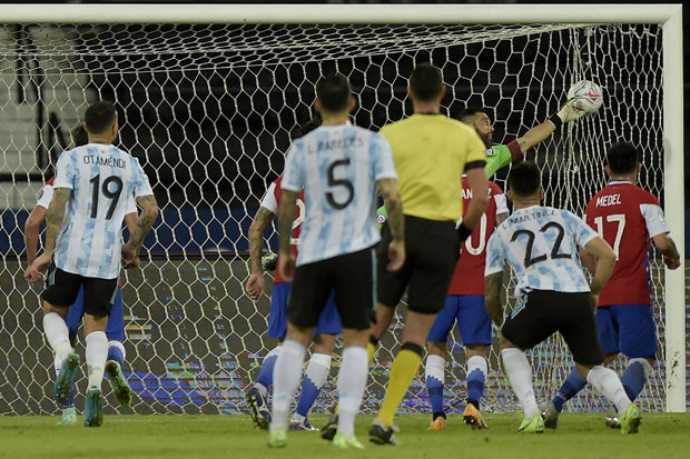 Argentina Ditahan Cile,...