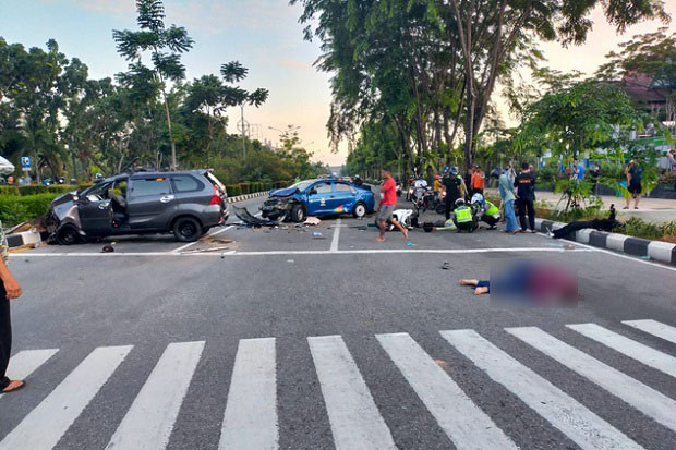 Pontianak Gempar, Tabrakan...