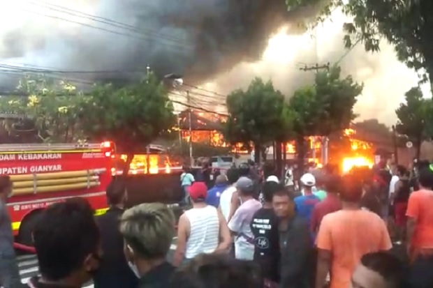 Kobaran Api Kepung Pasar...