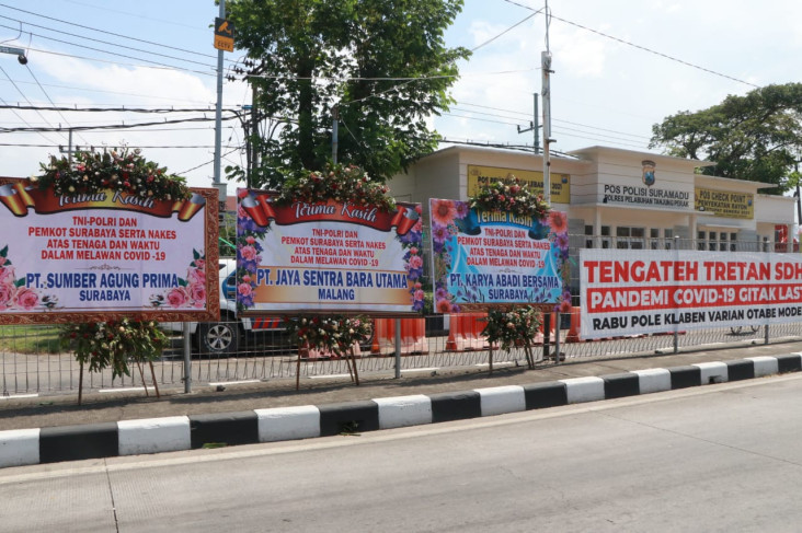 Karangan Bunga Warga...