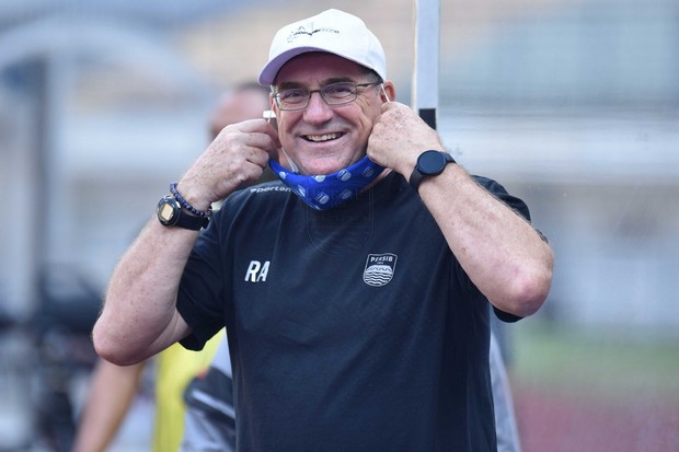 Pelatih Persib Nantikan...