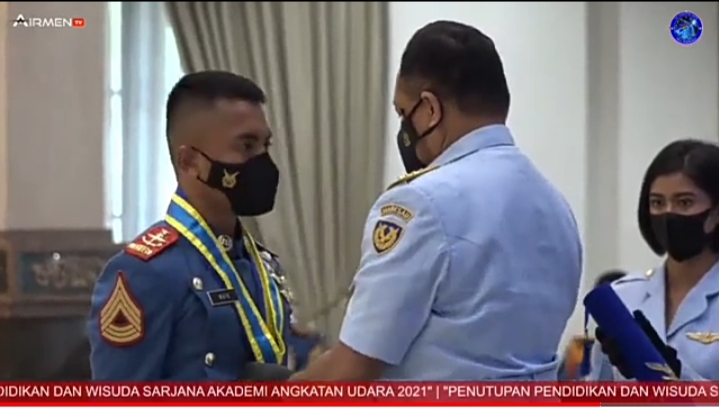 KSAU Sematkan Penghargaan...