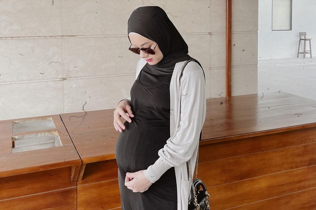 Pamer Foto Bayi, Benarkah...