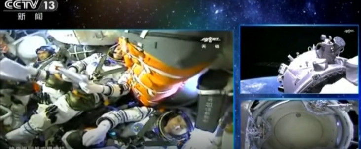 Tiga Astronot Sukses...