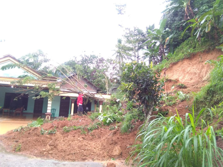 Hujan Deras Semalam,...