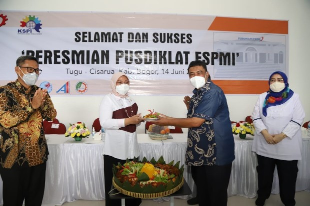 Menaker Ucapkan Selamat...