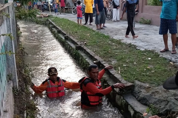 Ditinggal Ibunya ke...