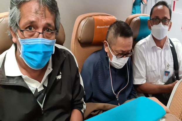 4 Petugas Imigrasi Singapura...