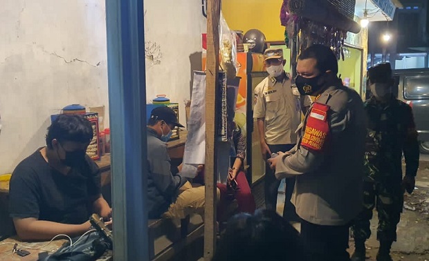 Pelaku Usaha Tetap Buka...