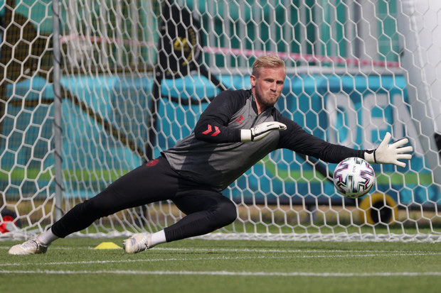 Terima Kenyataan, Schmeichel...