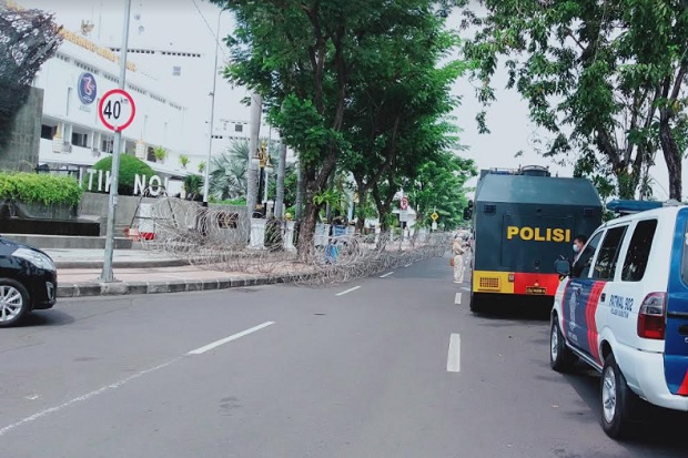 Digeruduk Warga Madura,...