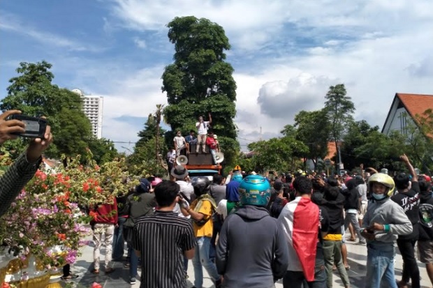 Kepung Balai Kota Surabaya,...