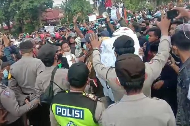 Waduh! Pendemo Berdesakan...