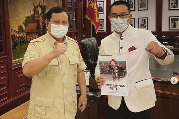 Prabowo Kasih Buku Militer...