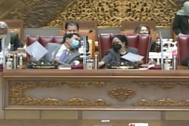 Azis Syamsuddin Nampak...