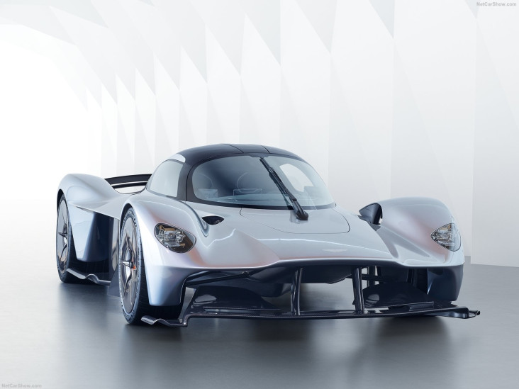 Aston Martin Tuntut...