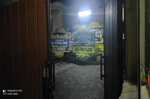 Karangan Bunga Penuhi...