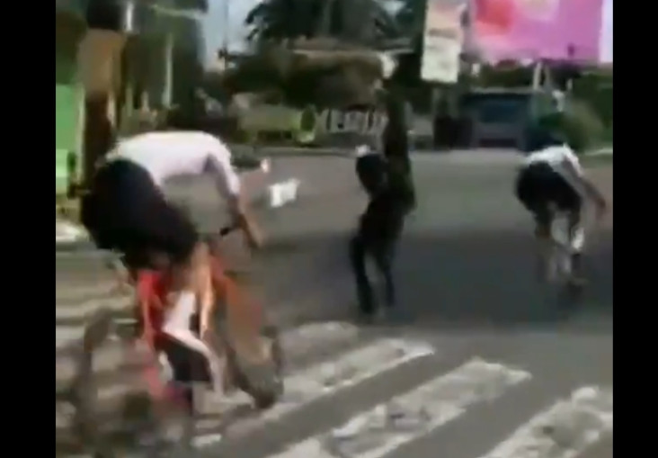 Pas Ngebut Tabrak Orang,...