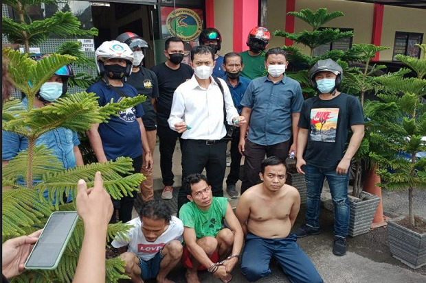 Gerebek Kampung Narkoba,...
