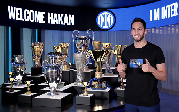 Hakan Calhanoglu Resmi...