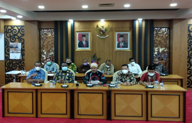 DPRD Papua Barat Sampaikan...
