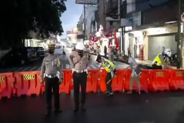 Polisi Tutup Akses ke...