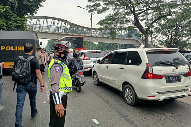 Polisi Sweeping Pendukung...