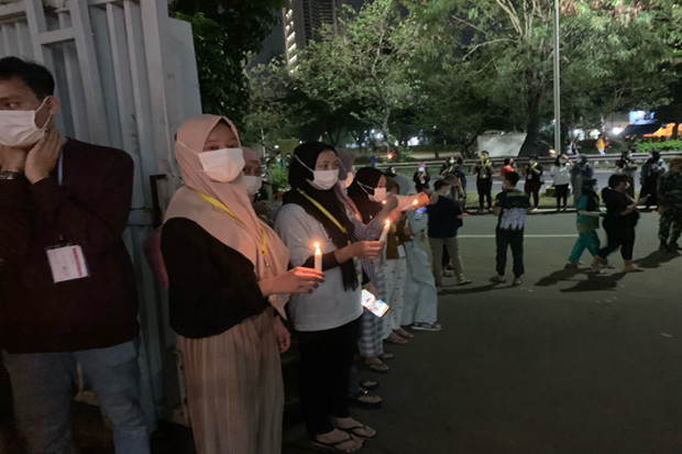 Nyalakan Lilin, Ratusan...