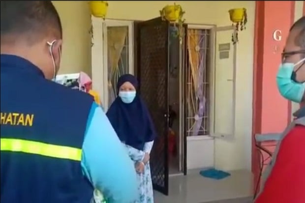 Ditinggal Suami ke Madura,...