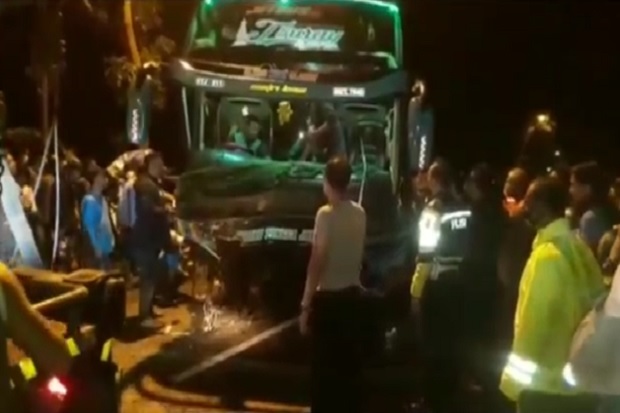 Bus Hantam Tiga Mobil...