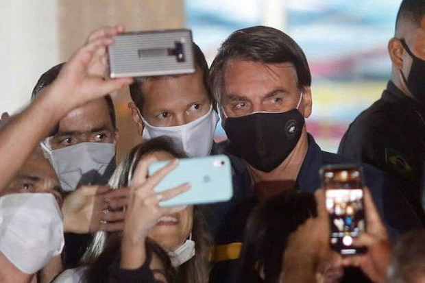 Ingin Lepas Masker saat...