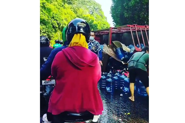 Terguling, Truk Muatan...