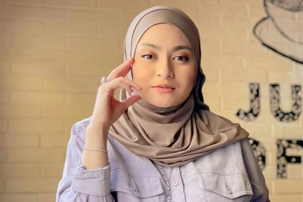 Nathalie Holscher Dikabarkan...