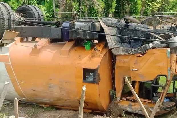 Truk Tangki CPO Terjungkal...