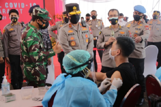 Vaksinasi Massal Sambut...