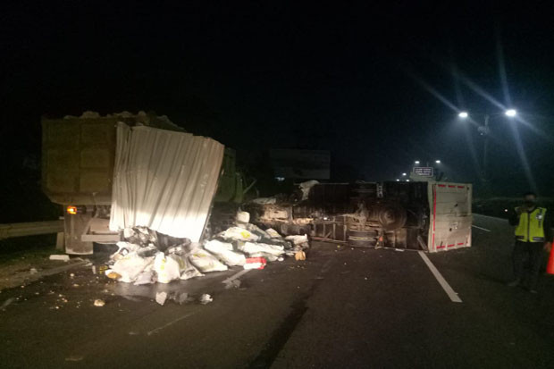 Truk Paket Seruduk Dump...