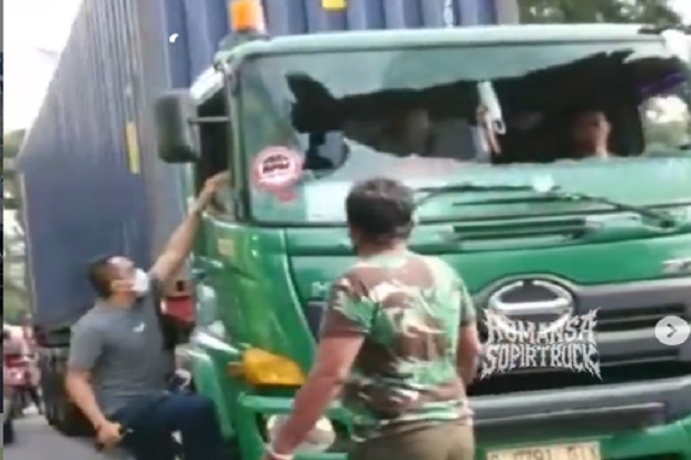 Sopir Truk Kontainer...