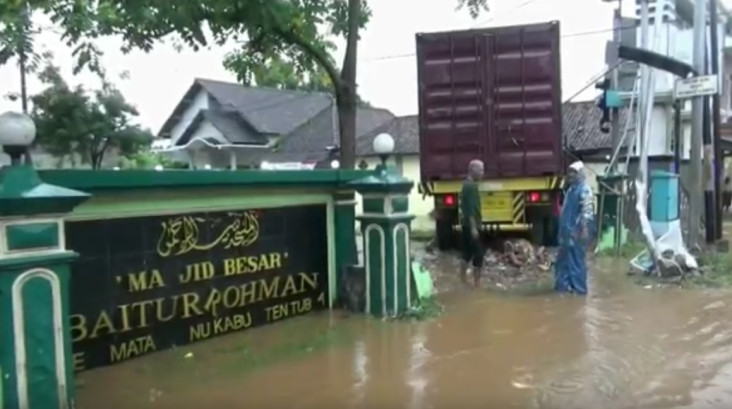 Hindari Macet, Truk...