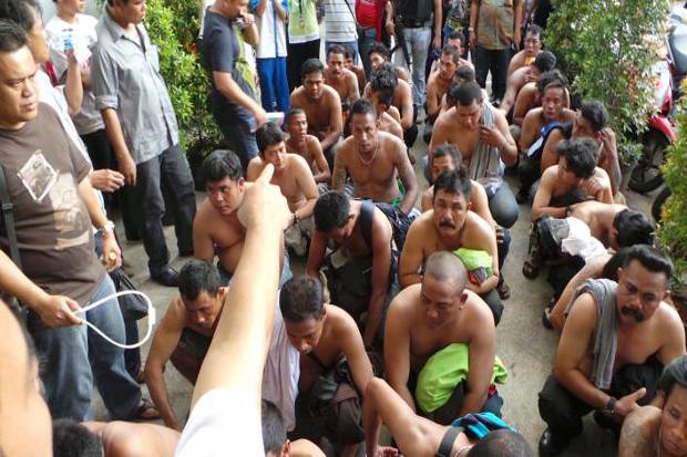 Gerombolan Preman Pasang...