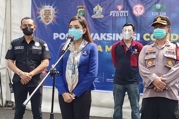 Ratusan Warga Ikut Vaksinasi...