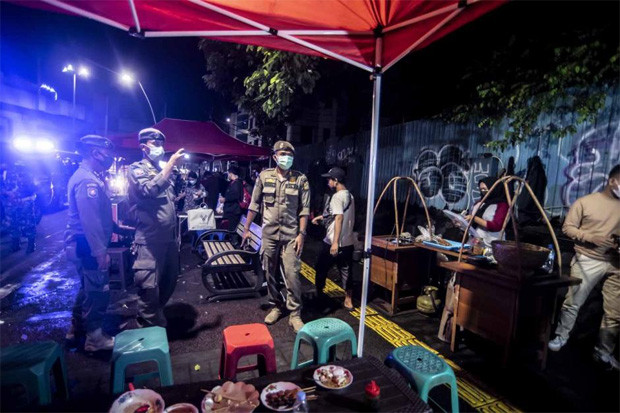 Satpol PP DKI Tutup...