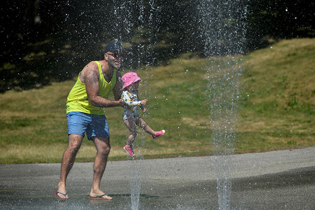Diterjang Hawa Panas,...