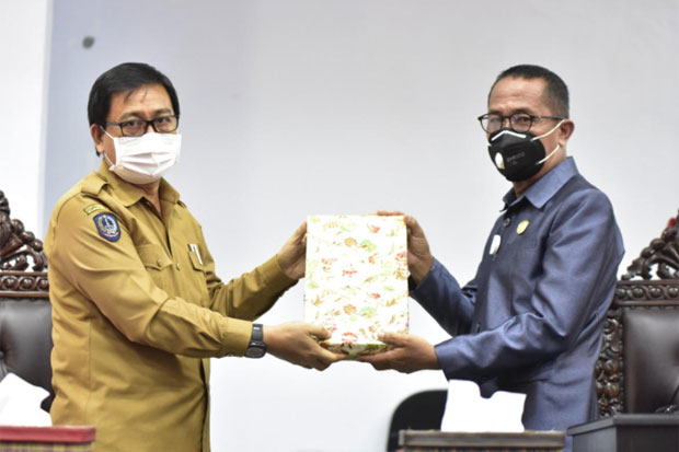 Wabup Luwu Utara Serahkan...