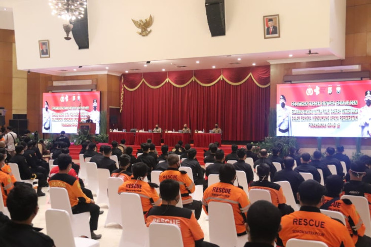 Polri Latih Ribuan Orang...