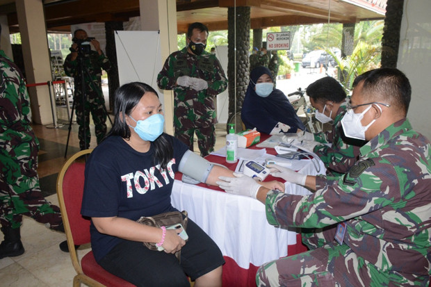TNI AL Lakukan Vaksinasi...