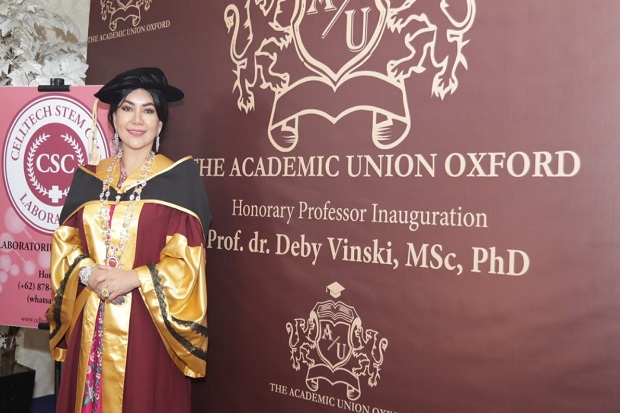 Deby Vinski Terima Gelar...