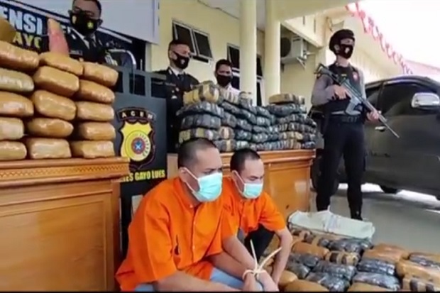 Diangkut 2 Mobil, Pengiriman...